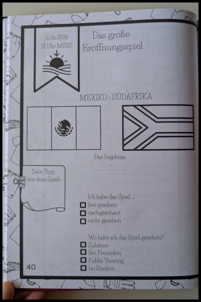 Das Fußball WM Mitmachbuch für Kinder - "Meine WM 2026" Seite zum Eröffnungsspiel. mit Zeitangabe, Zeit-Icon, Flaggen der Antretenden Mannschaften; Platz für das Ergebnis, Ankreuzfelder.