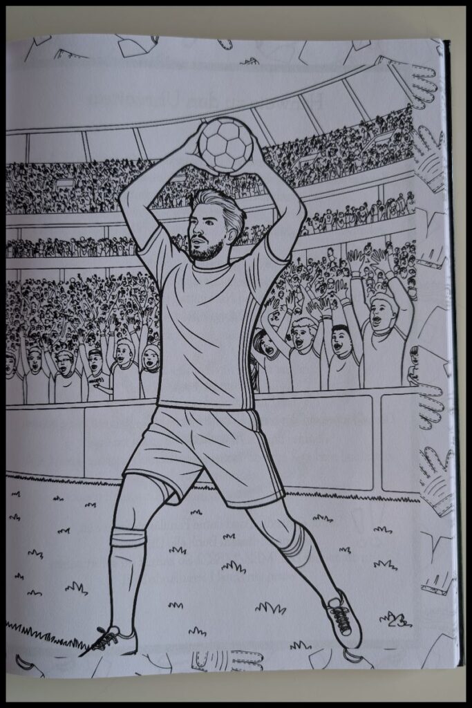 Das Fußball WM Mitmachbuch für Kinder - "Meine WM 2026" Einblick in das Buch "Meine WM 2026" das Mitmach- Tagebuch zur WM 2026 für KInder. Man sieht ein Ausmalbild einer typischen Fußballsituation :Einwurf