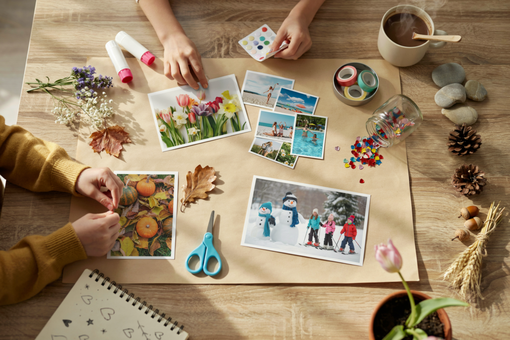 Familie gestaltet gemeinsam eine Jahreszeiten-Collage mit Fotos, Naturmaterialien und Erinnerungen aus dem ganzen Jahr.