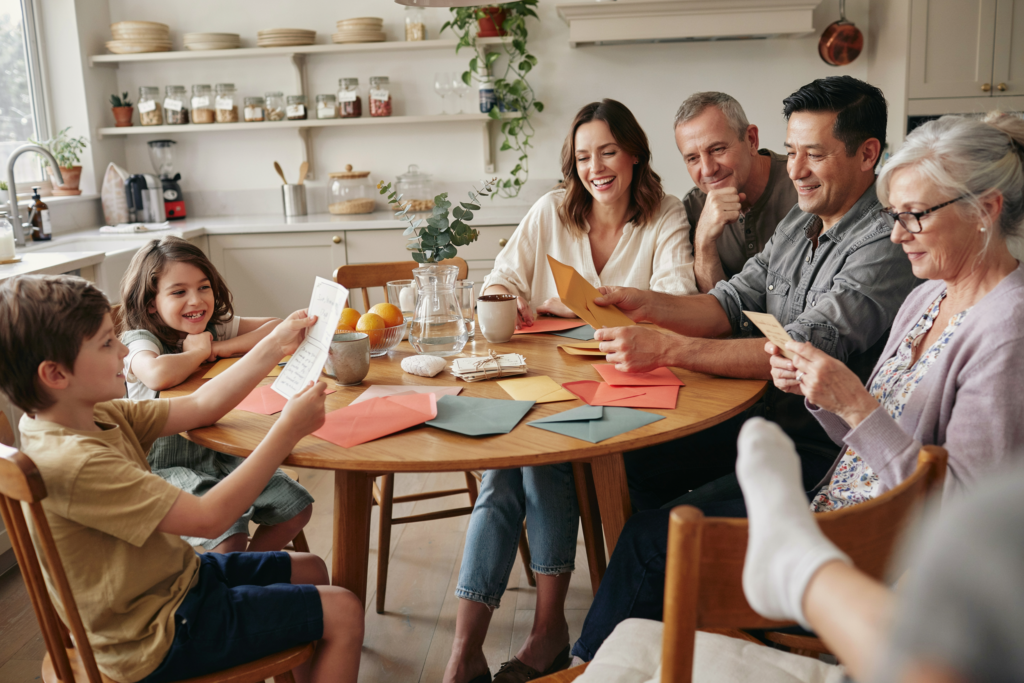 Kinder öffnen neugierig Hinweise für einen Überraschungstag und freuen sich gemeinsam mit der Familie auf das nächste Abenteuer.