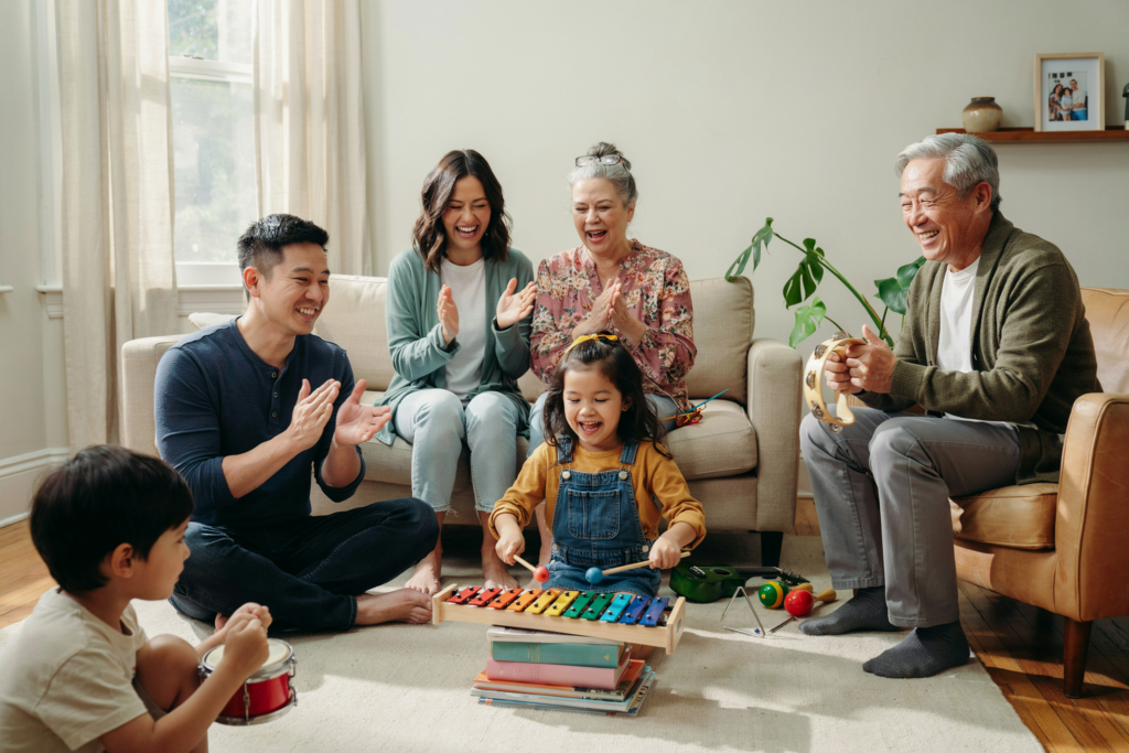 Kinder probieren gemeinsam mit Eltern und Großeltern verschiedene Musikinstrumente aus und erleben kreative Familienzeit.
