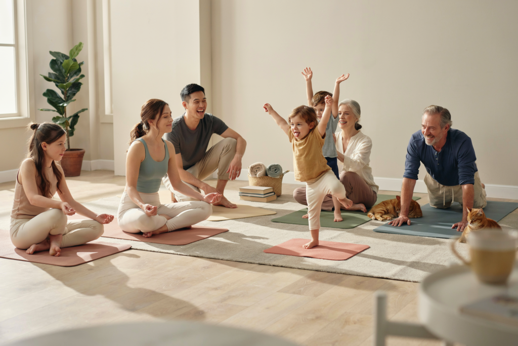 Eltern, Kinder und Großeltern machen gemeinsam Yoga und genießen entspannte Familienzeit zuhause.